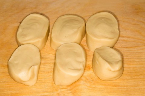 Pasta dough pieces