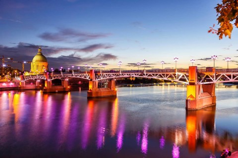 Pont Saint-Pierre bridge with Garonne river in Toulouse