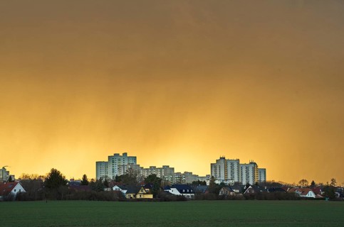 Yellow sky in front of a thunderstorm over Gropiusstadt