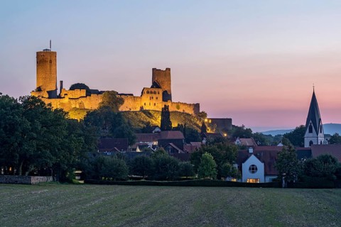 Illuminated castle ruins of the medieval Stauferburg Muenzenberg