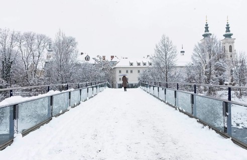 Winter landscape with Mariahilfer church in the background