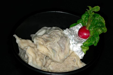 3 Maultaschen with chive sour cream