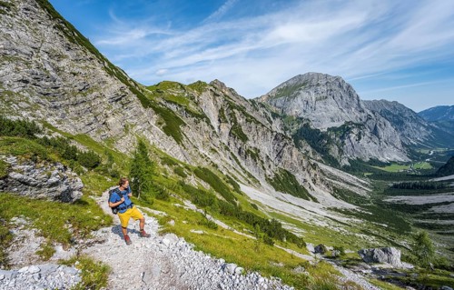 Hikers on the hiking trail to the Lamsenspitze from the Falzthurntal