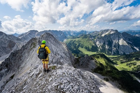 Hikers at the summit of the Lamsenspitze