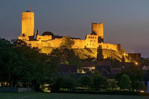 Illuminated castle ruins of the medieval Stauferburg Muenzenberg