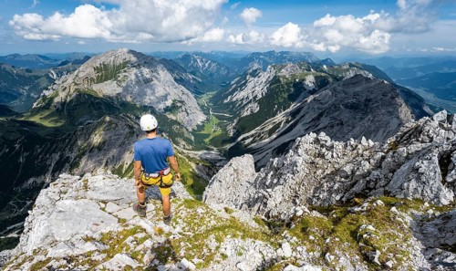 Hikers at the summit of the Lamsenspitze