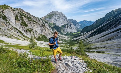 Hikers on the hiking trail to the Lamsenspitze from the Falzthurntal