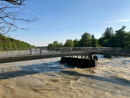 Marienklausen Bridge over the Isar at high water