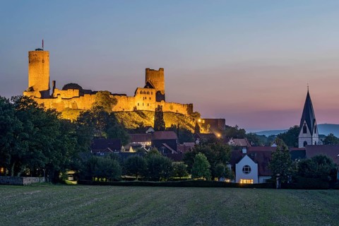 Illuminated castle ruins of the medieval Stauferburg Muenzenberg