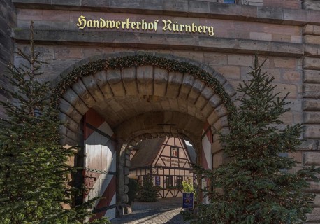 Christmas decorated gateway to the Handwerkerhof