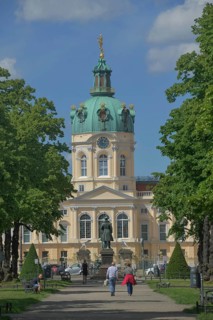 Central reservation Schlossstrasse