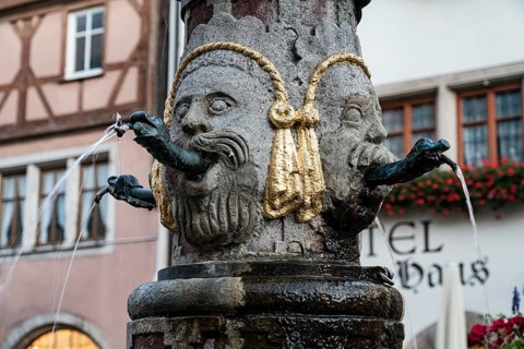 Fountain figure