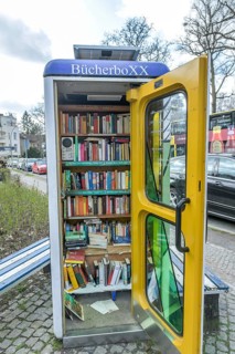 Buecherboxx am tram station Grunewald