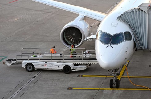 Mobile conveyor belt system ground staff
