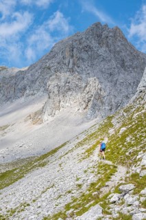 Hikers on the trail to the Lamsenspitze