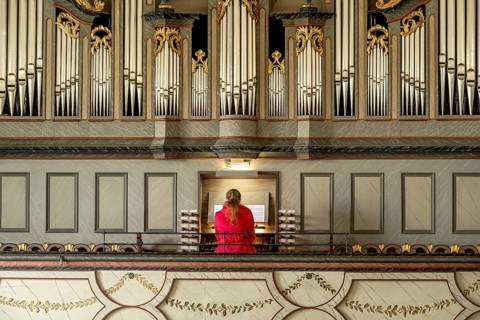 Organist at classicistic organ by Johann-Markus Oestreich