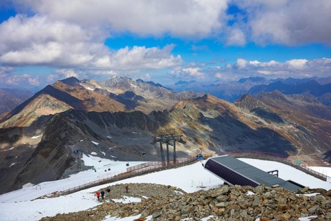 Mountain station of the Schwarze Schneidbahn at the Rettenbach glacier