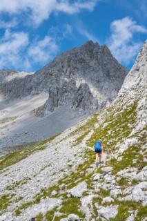 Hikers on the trail to the Lamsenspitze