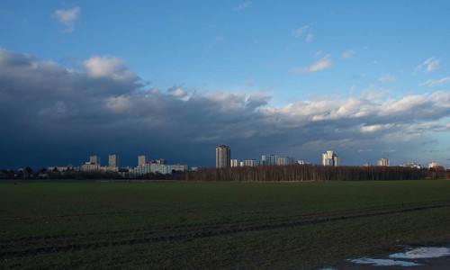 Before a thunderstorm View from a field in Grossziethen to the district of Gropiusstadt
