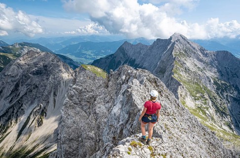 Hikers at the summit of the Lamsenspitze