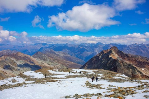 Hikers on the way to the nature platform on the Schwarze Schneid on the Rettenbach glacier