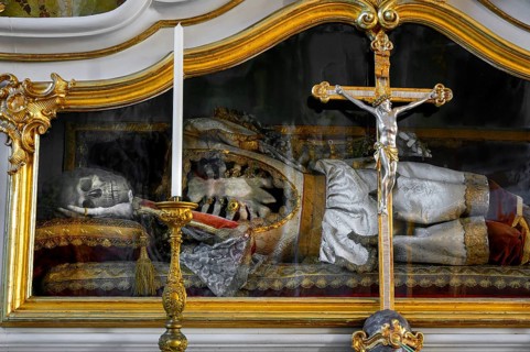 Reliquary with skeleton