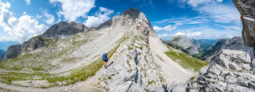 Hikers on the trail to the Lamsenspitze