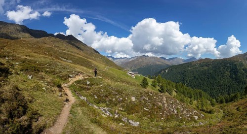 Hikers on the way to the Oberglanegg Alm near the Timmelsjochstrasse