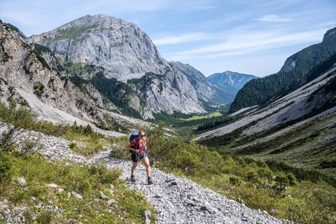 Hikers on the trail to the Lamsenspitze