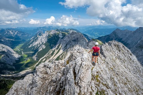Hikers at the summit of the Lamsenspitze