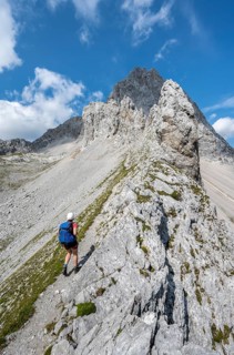 Hikers on the trail to the Lamsenspitze