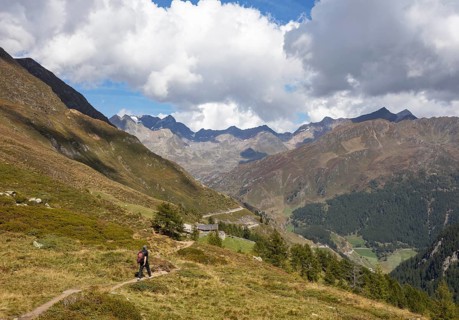 Hikers on the way to the Oberglanegg Alm near the Timmelsjochstrasse