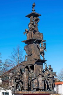 The village fountain by the sculptor Josef Michael Neustifter