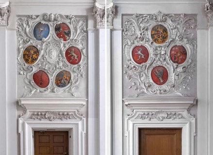 Two opposite wall decorations with integrated coats of arms in the choir of St. Egidien Church