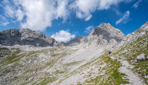 Hikers on the trail to the Lamsenspitze