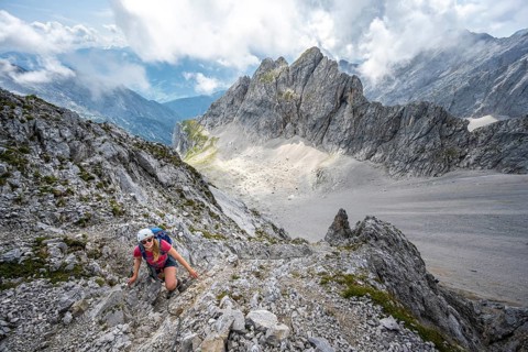 Hikers on the trail to Lamsenspitze