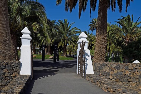 Entrance gate
