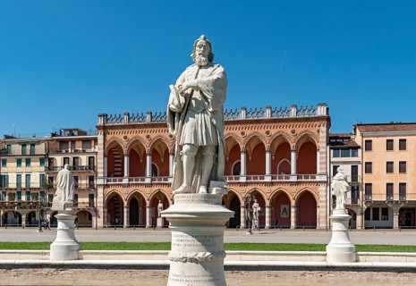 Statues and Loggia Amulea