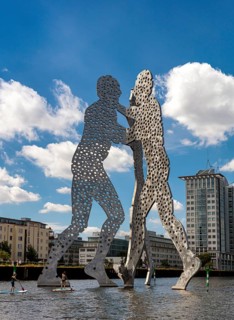 The Molecule Man statue at the Treptowers