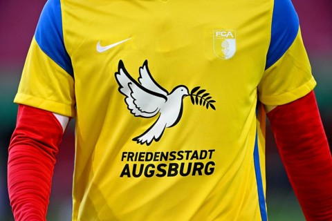 Peace dove on special jersey as protest action against Russaland