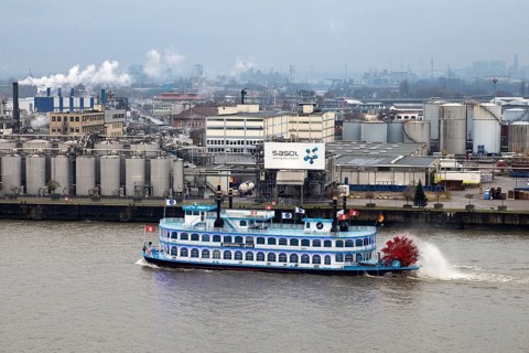 Passenger ship Lousianna Star on the Noderelbe in front of the Sasol Wax chemical plant