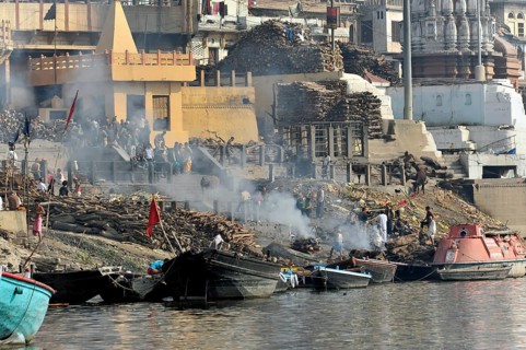 Ritual corpse burning at the steps of the Ganges