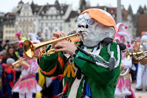 Carnivalists Guggenmusik golf ball motif