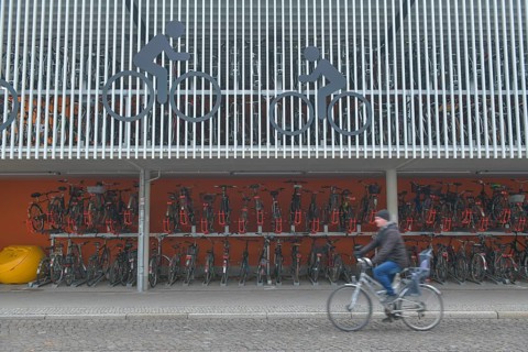 Parking garage for bicycles