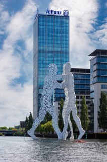 The Molecule Man statue at the Treptowers