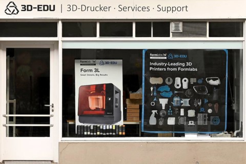 Shop window with advertising 3D printer
