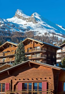 Valais chalets and holiday homes under the snow-capped Pointe de Chemo peak