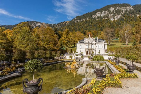 Fountain at Linderhof Castle with autumn colours