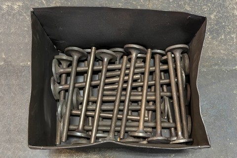 Sheet metal box for annealing small valves in the annealing furnace