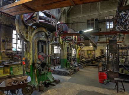 Screw press in the drop forge in a former valve factory